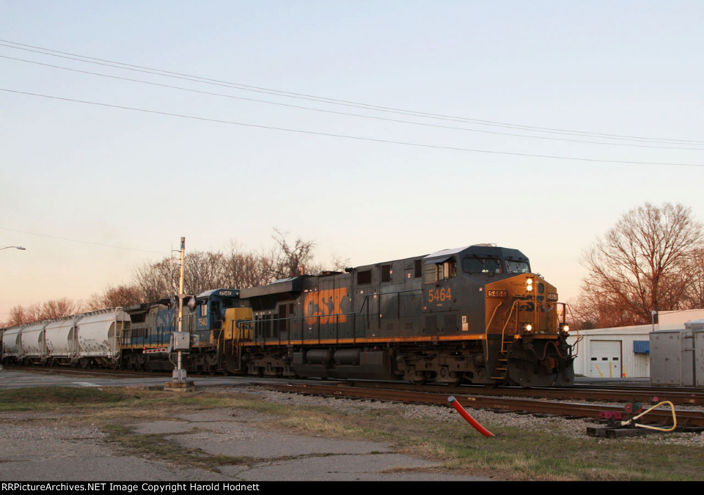 CSX 5464 leads train F774 back to the yard